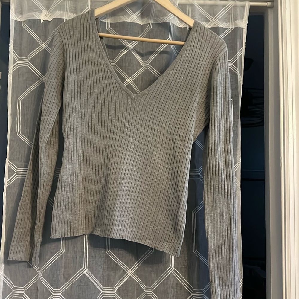 Gray v-neck long sleeve shirt